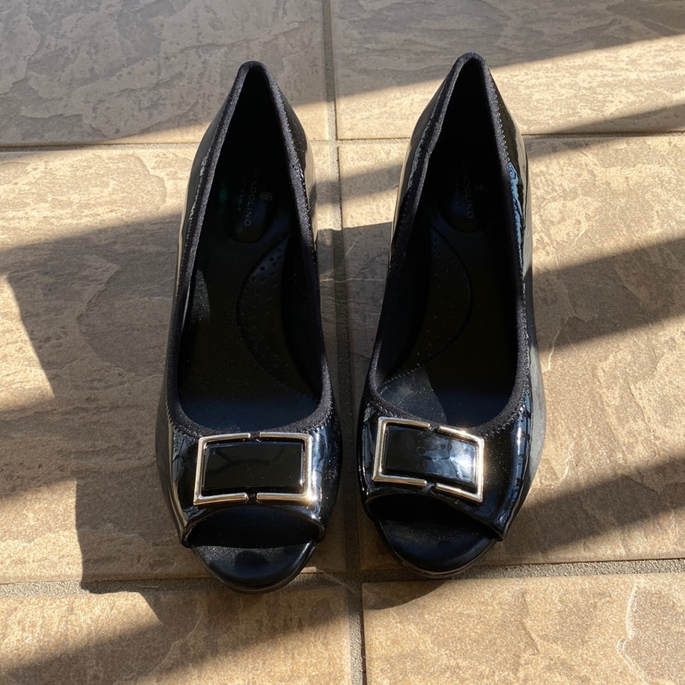 Bandolino b. flexible wedge black dressy classy sleek never worn shoes size 8M